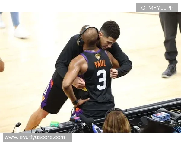 布克赛后与模仿者中国布克亲密合影赠送签名球衣展现友谊与支持 布克赛后与模仿者中国布克亲密合影赠送签名球衣展现友谊与支持